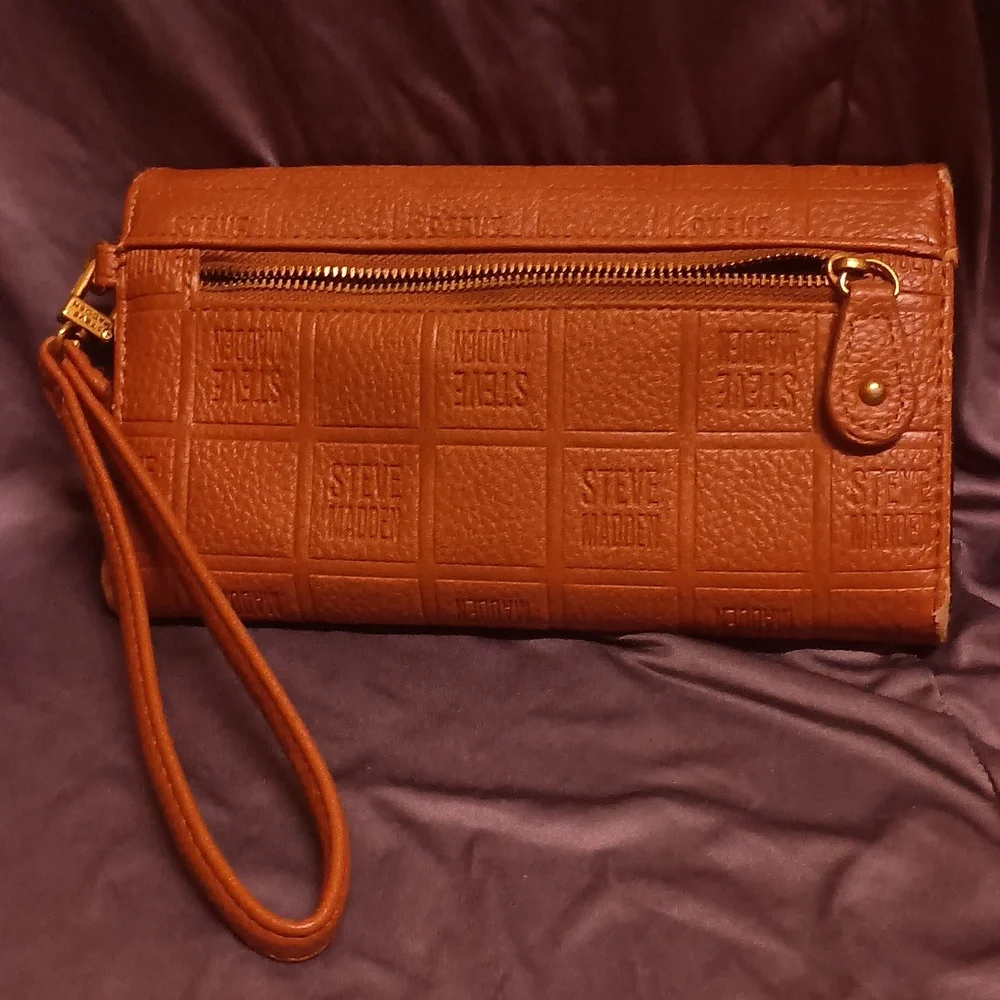 Steve Madden Wristlet Wallet. Used, some flaws but excellent utility and brand - Picture 3 of 4